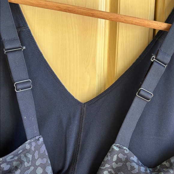 Fabletics Navy and Teal Patterned V Neck Sports Bra Small EUC - Picture 5 of 7